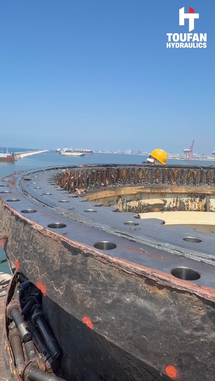 MV Flora – Crane Slewing Bearing Replacement — 6