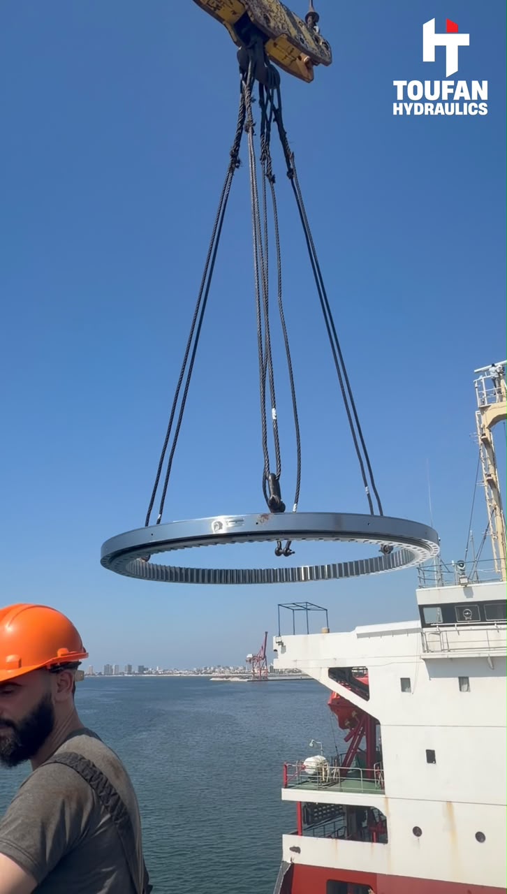MV Flora – Crane Slewing Bearing Replacement — 7